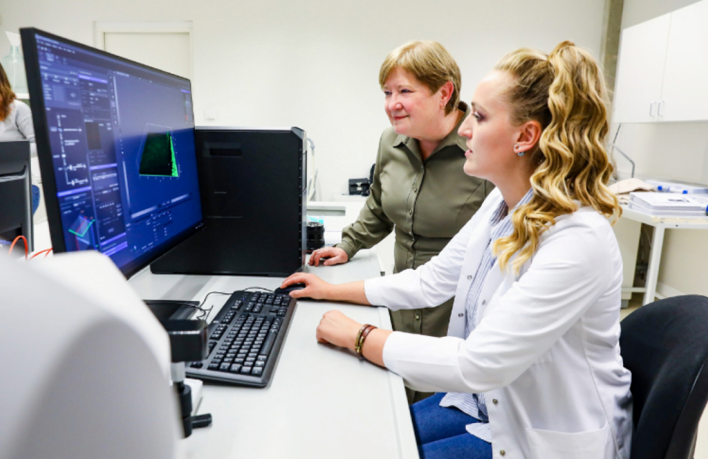 Lietuvos mokslininkai pirmieji Baltijos šalyse pradeda taikyti ZEISS šviesos pluošto mikroskopiją