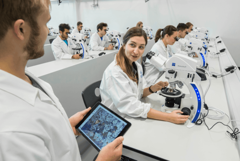 Profesionāls gaismas mikroskops Zeiss Primostar 3 16 skaitmenine-mikroskopu-klase--